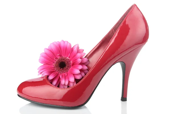 Zapatos rojos de tacón alto con flor sobre blanco — Foto de Stock