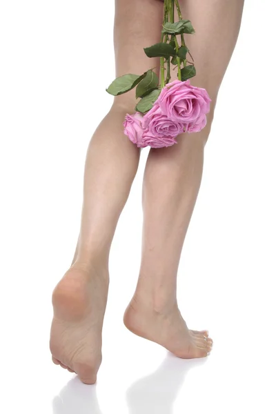 Kadın Bacakları Beyaz Arka Plan Üzerinde Çiçekler — Stok fotoğraf