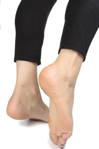 Kvinna fötter med leggings under vit bakgrund — Stockfoto