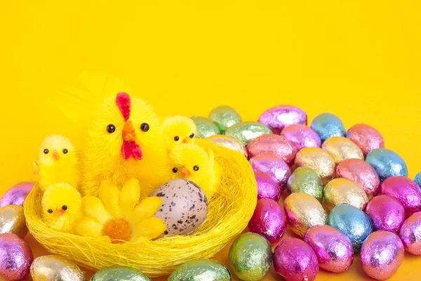 Пасхальные яйца и цыплята — стоковое фото