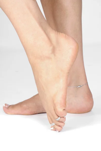 Γυναίκα πόδια και απομονωμένοι πάνω από το λευκό φόντο — Φωτογραφία Αρχείου