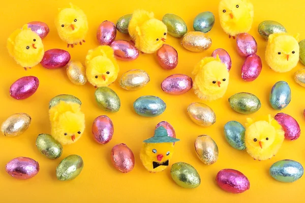 Великодні яйця і пташенята на жовтому тлі — стокове фото