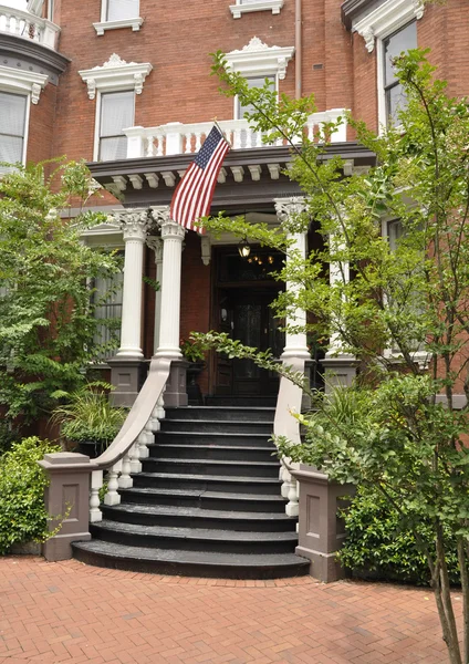 Casa velha com bandeira americana — Fotografia de Stock