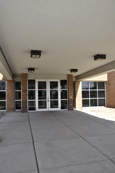 Πόρτες εισόδου για το δημοτικό σχολείο — Φωτογραφία Αρχείου