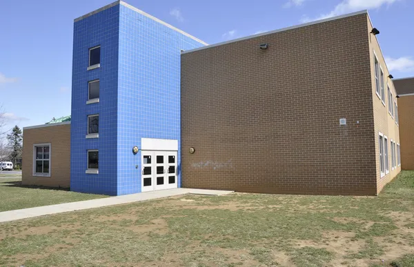 Moderne basisschool buitenkant — Stockfoto