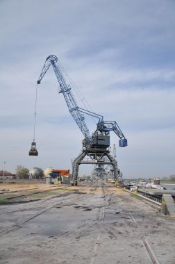 Şehir nehir Limanı içinde büyük vinç