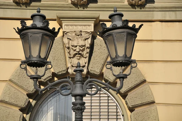 Laterne an der alten Fassade — Stockfoto