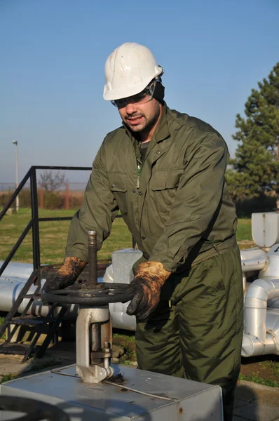 석유 산업에 있는 노동자 — 스톡 사진