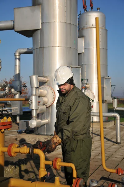 Trabajador en la industria petrolera — Foto de Stock