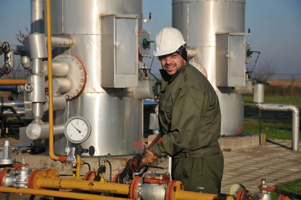 Trabajador en la industria petrolera — Stockfoto