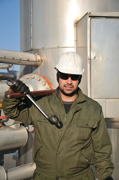 Trabajador en la industria petrolera — Foto de Stock