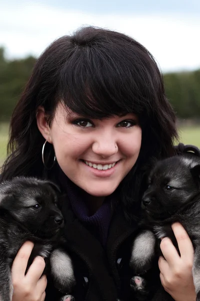 Donna che tiene i cuccioli — Foto Stock