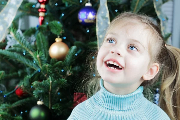 Niño junto al árbol de Navidad — Foto de Stock