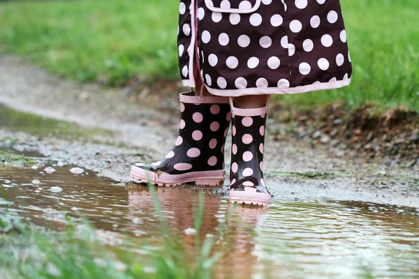 Rainboots と泥の水たまり — ストック写真