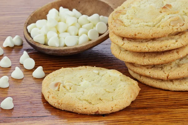 Makadámia Dió Cookie Egy Fakanállal Tele Van Fehér Csokoládé Forgács — Stock Fotó