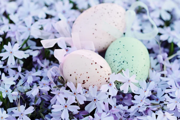 Πασχαλινά αυγά κρυμμένα σε Ανοιξιάτικα λουλούδια — Φωτογραφία Αρχείου