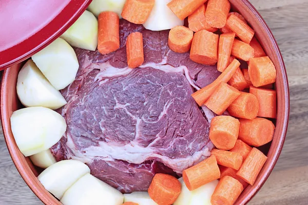 Topfbraten Mit Kartoffeln Und Karotten Bereit Für Den Ofen — Stockfoto