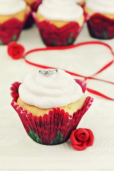 Ημέρα του Αγίου Βαλεντίνου Cupcake και δαχτυλίδι αρραβώνων — Φωτογραφία Αρχείου