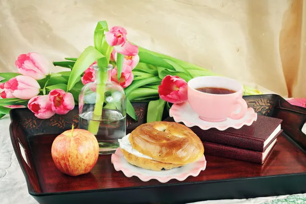 Taca Śniadaniowa Gorącej Kawy Kwiaty Żywności Płytkie Dof — Zdjęcie stockowe
