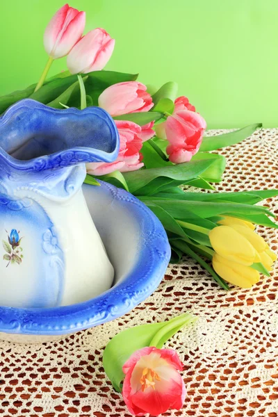 Vase und Tulpen — Stockfoto