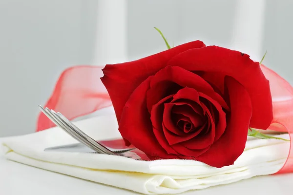 Rote Rose und Silberbesteck — Stockfoto