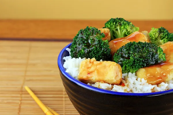 Remover el tofu frito y el brócoli — Foto de Stock