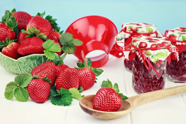 Φράουλες και γλυκά του κουταλιού — Φωτογραφία Αρχείου