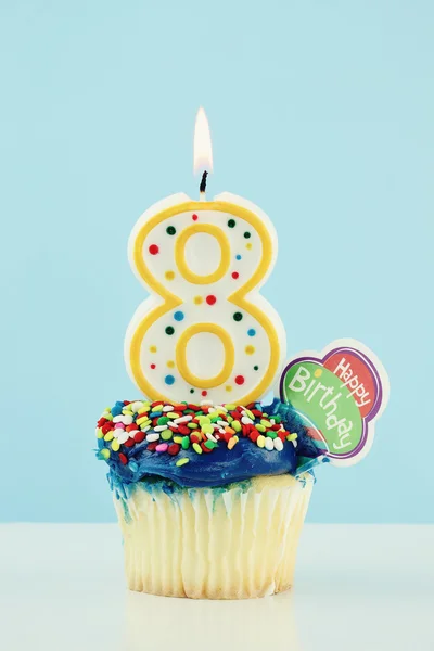 Восьмой день рождения кекс — стоковое фото
