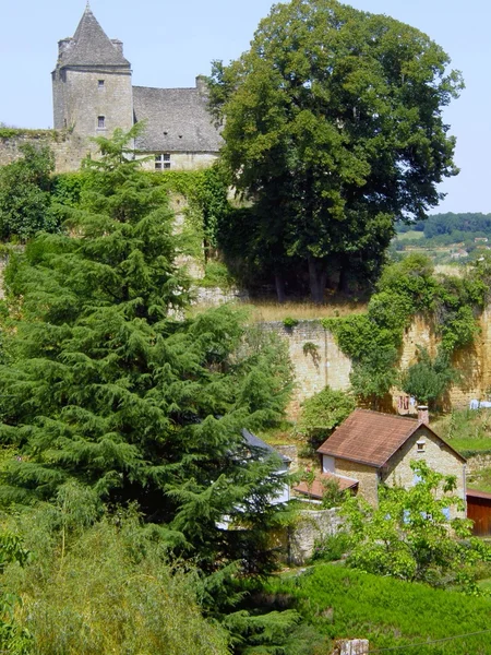 Typische middeleeuwse huis op platteland — Stockfoto