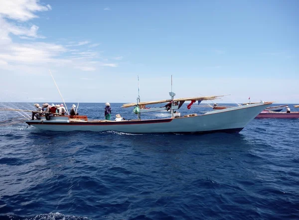 Pêcheurs sur un bateau en mer — Photo