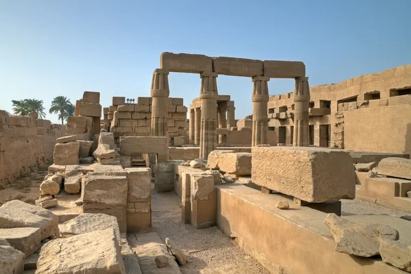 Vecchie rovine nel tempio di Karnak — Foto Stock