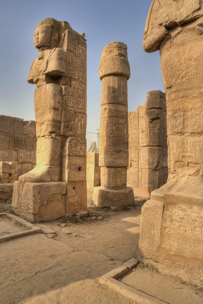 Sculptures and pillars in Karnak temple — Stock Photo, Image