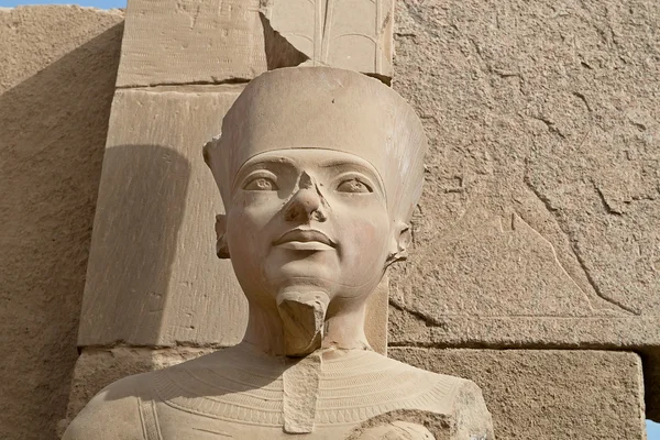 Статуя фараона в храме Карнака — стоковое фото