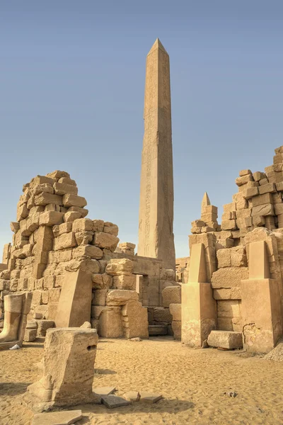 Karnak içinde büyük dikilitaş — Stok fotoğraf