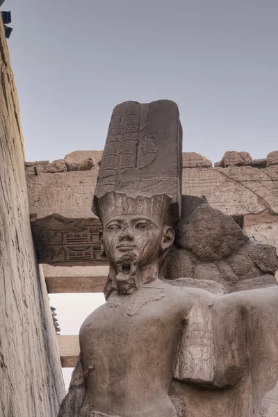 Статуя фараона в храме Карнака — стоковое фото
