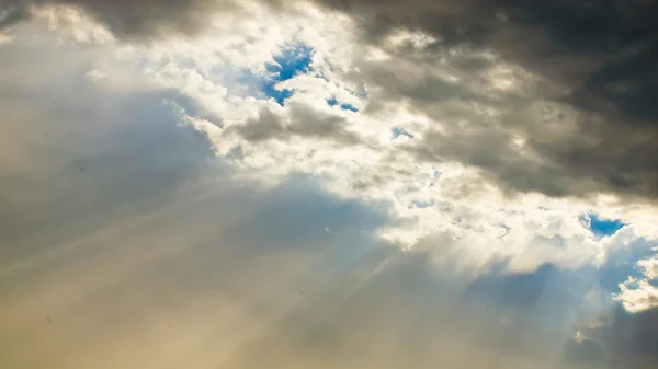 Cloudscape dramático con rayos de sol que fluyen a través de las nubes — Foto de Stock