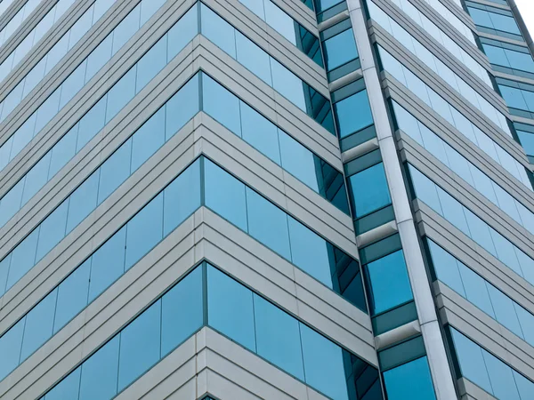 Un edificio de oficinas de gran altura hecho de hormigón y vidrio —  Fotos de Stock