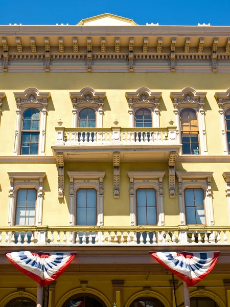 Altmodische Außenfassade eines historischen Gebäudes — Stockfoto