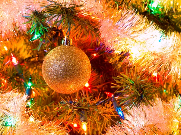 Árvore de Natal Ornamentos de férias pendurados em uma árvore — Fotografia de Stock