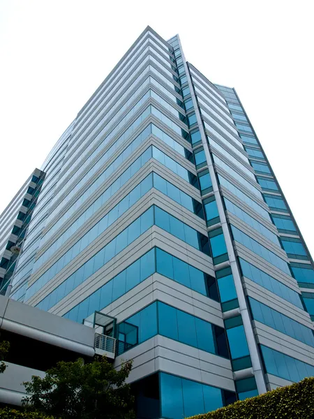 En highrise kontorsbyggnad av betong och glas Stockfoto