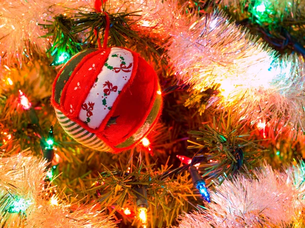 Χριστουγεννιάτικο δέντρο διακοσμήσεις διακοπών που κρέμεται από ένα δέντρο — Φωτογραφία Αρχείου