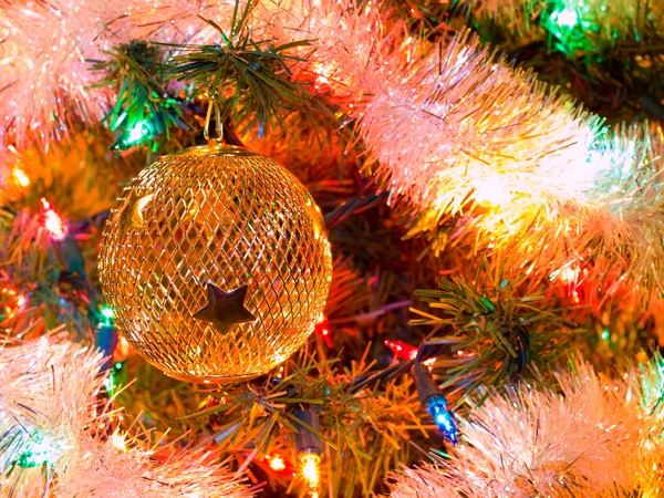 Різдвяна ялинка святкові прикраси висять на дереві — стокове фото