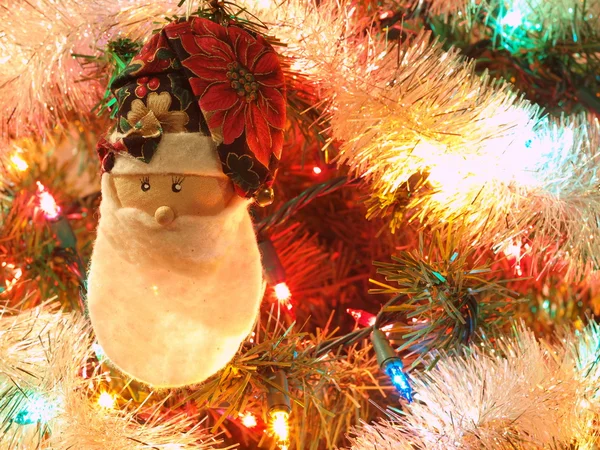Árvore de Natal Ornamentos de férias pendurados em uma árvore — Fotografia de Stock