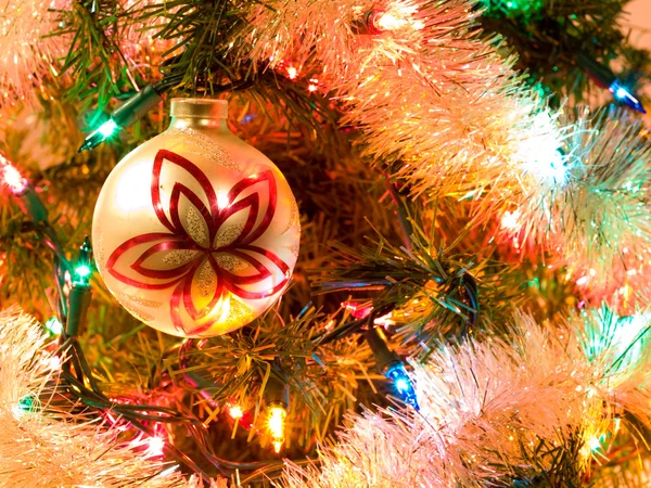 Kerstboom vakantie ornamenten opknoping op een boom — Stockfoto