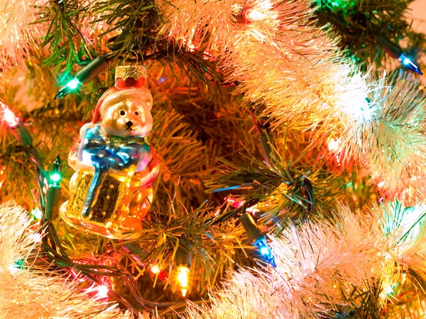 Adornos del árbol de Navidad colgando de un árbol — Foto de Stock