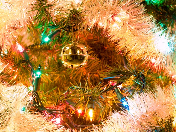 Adornos del árbol de Navidad colgando de un árbol — Foto de Stock