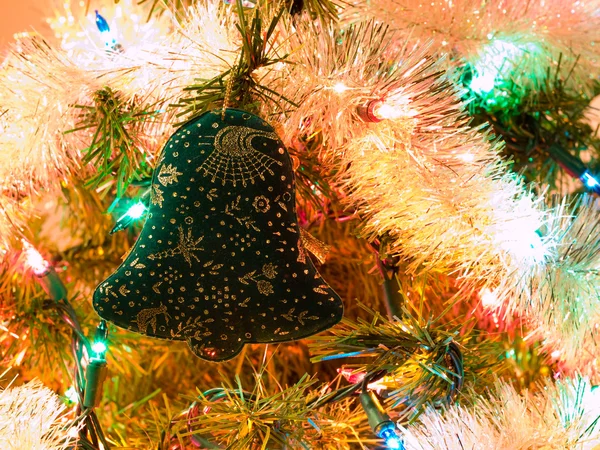 Noel ağacı tatil süsleri ağaçta asılı — Stok fotoğraf