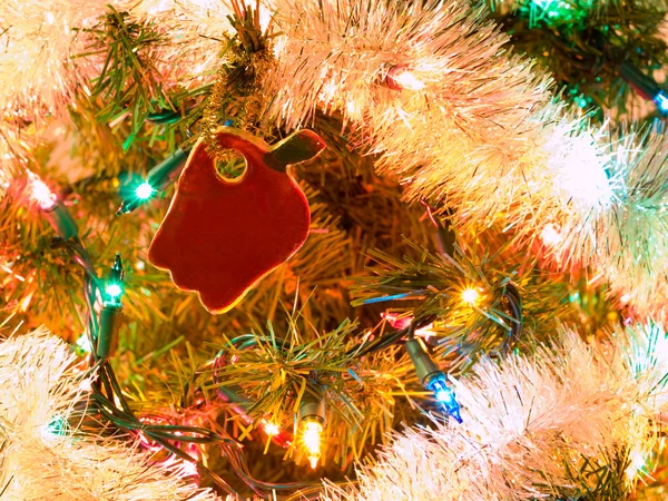 Holiday karácsonyfadísz lóg a fán — Stock Fotó