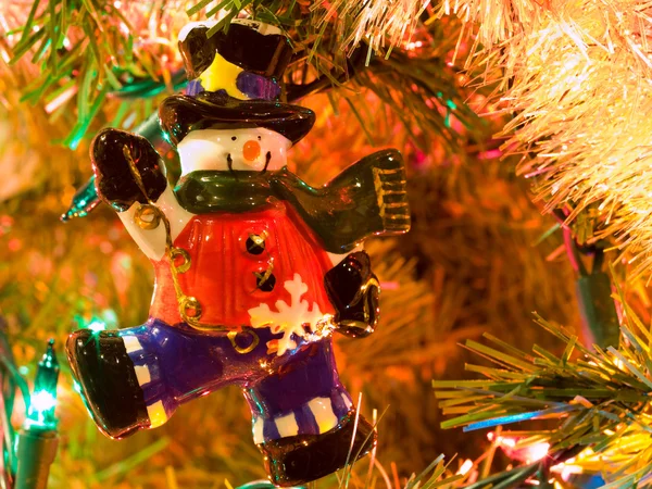 Adornos del árbol de Navidad colgando de un árbol —  Fotos de Stock