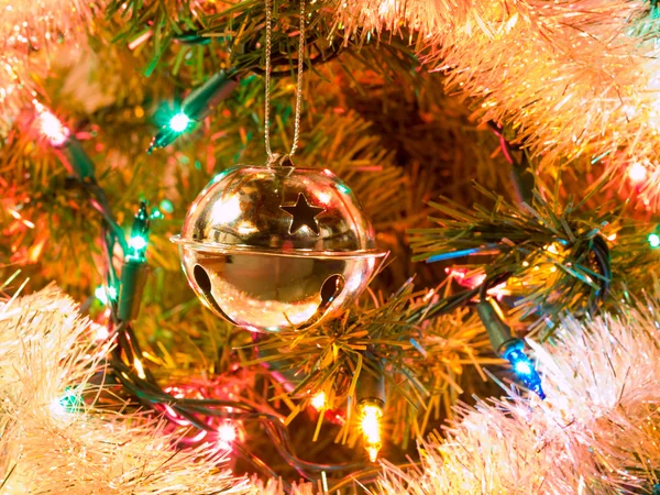 Vánoční dovolená ozdoby visí na stromě — Stock fotografie